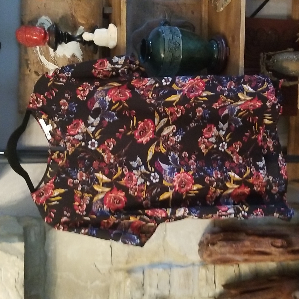 DR2 Floral Blouse Size M. Extra long with slits on each side. Black with flowers